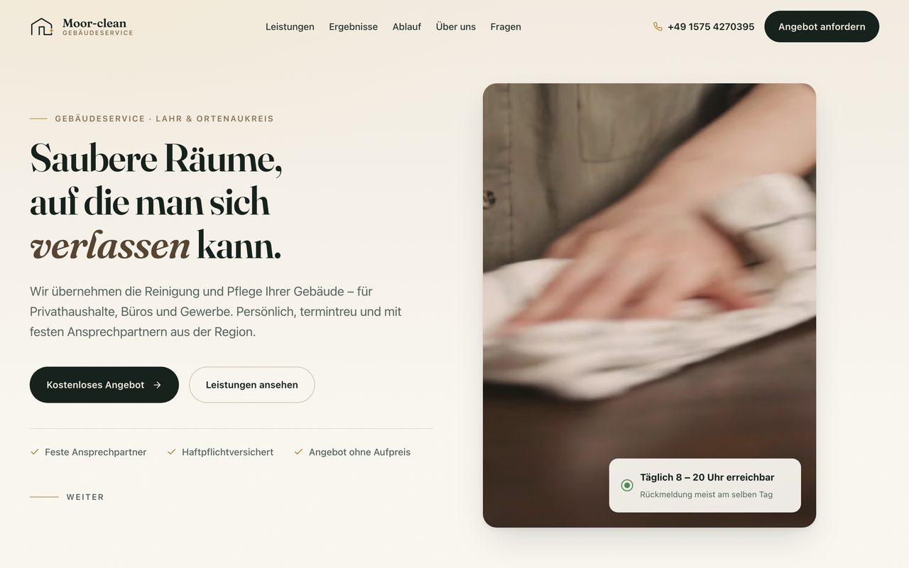Startseite von Moor-clean Gebäudeservice am Rechner: Überschrift „Saubere Räume, auf die man sich verlassen kann.“ neben einem Foto einer Reinigungskraft.